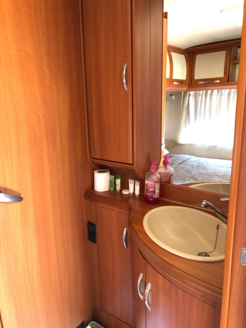 Go Outdoors Caravan Park Нувара Елия Екстериор снимка